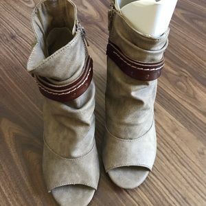 ⭐️Flash Sale ⭐️NEW IN BOX! SO Peep Toe Booties